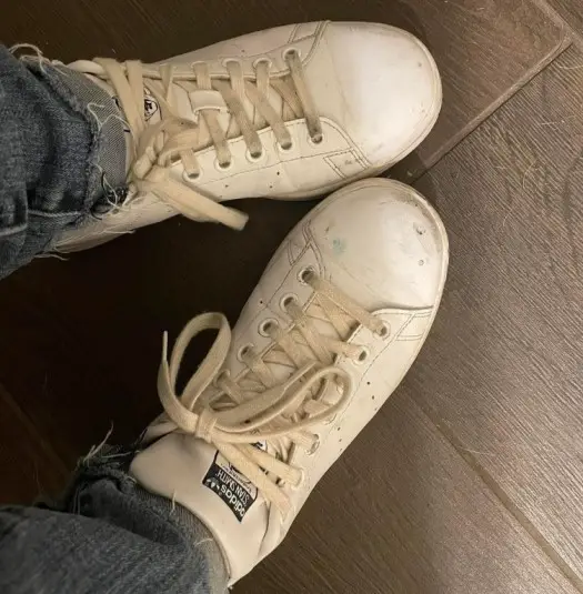 How to clean white shoelaces