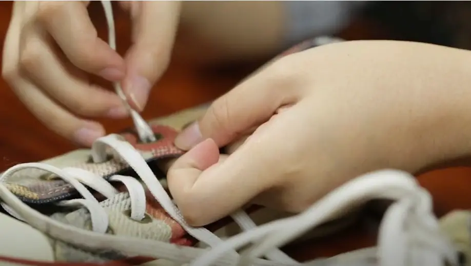 fixing shoelace DIY